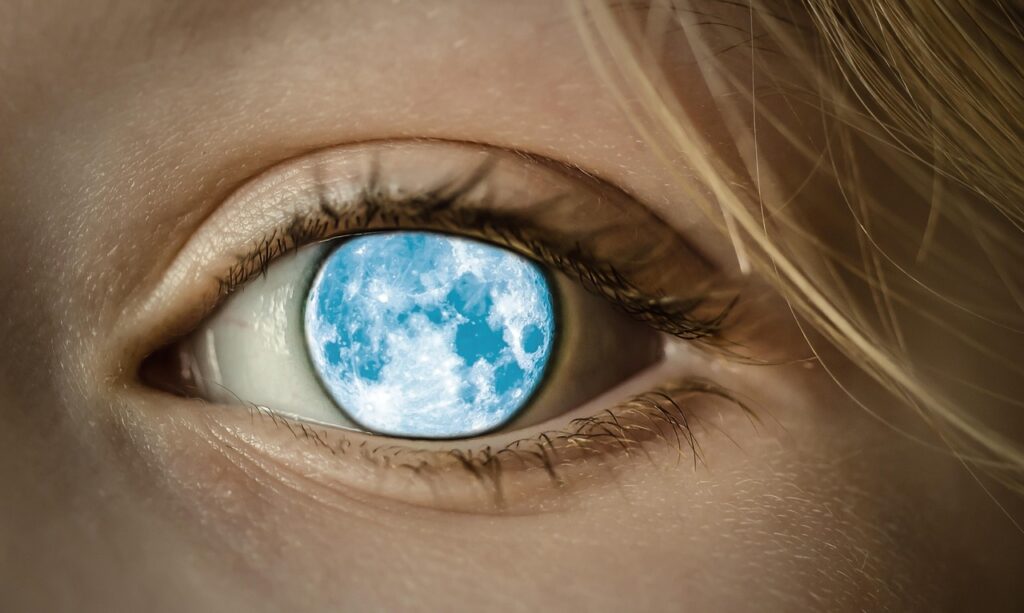 Ojo femenino con imagen de una luna llena dentro.
