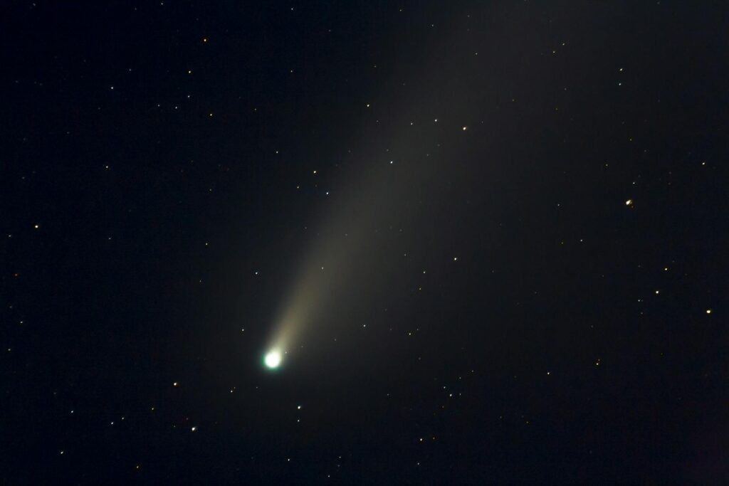 Imagen de un cometa viajando por el cielo